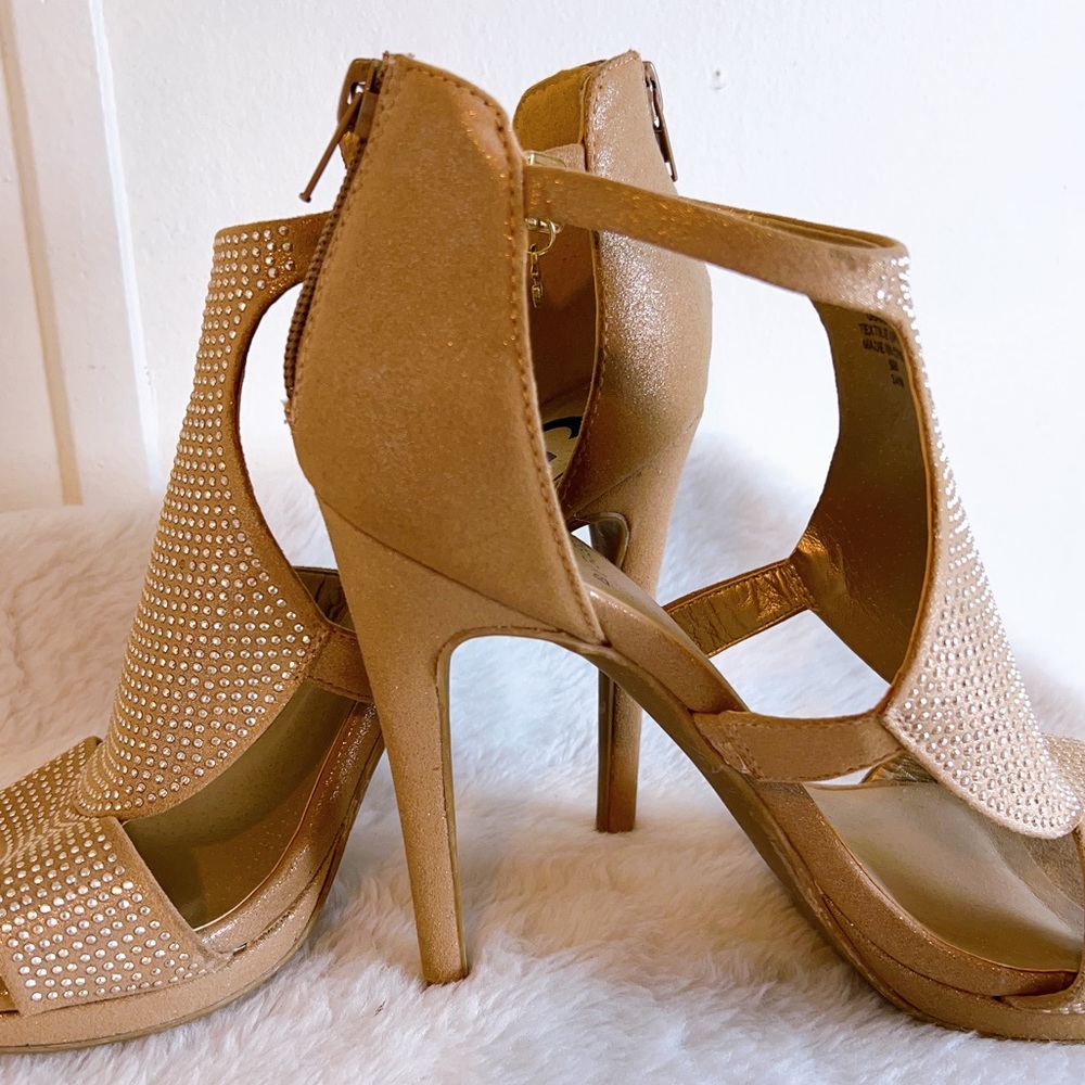 9M G By Guess Glamo peep toe heel. Gold fabric. Platform heels. used o…